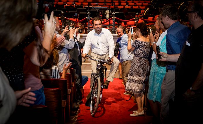 Daniele Gatti rijdt, net na zijn aantreden in het Concertgebouw in 2016, op de fiets die hij als welkomstcadeau heeft gekregen.