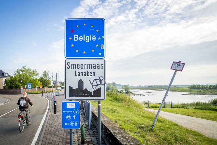 Een fietser passeert de grens tussen België en Nederland. Reizigers die vanaf 8 augustus terugkeren naar Nederland, kunnen worden gecontroleerd of ze coronavrij dan wel beschermd zijn tegen het virus. Beeld ANP