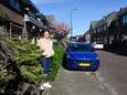 Michelle Karsenbarg ziet met lede ogen aan dat bewoners in de Bloemenbuurt steeds vaker hun  hun auto in de voortuin parkeren.