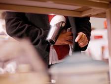Vrouw (28) doet poging tot diefstal met volle kinderwagen, mishandelt winkelpersoneel na confrontatie 