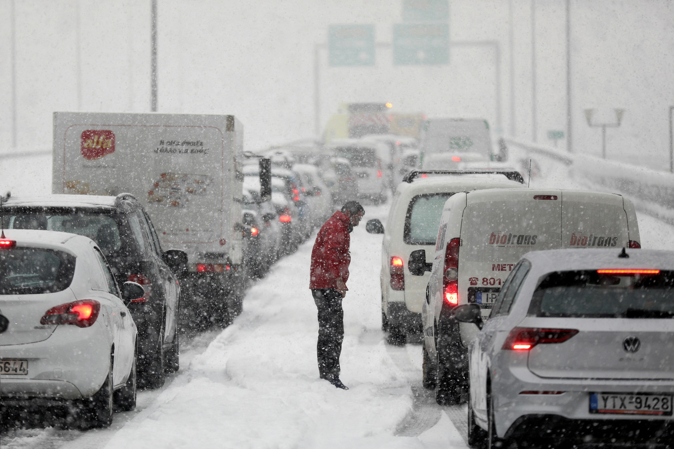 De sneeuw zorgt voor verkeersproblemen, zoals hier in Athene.