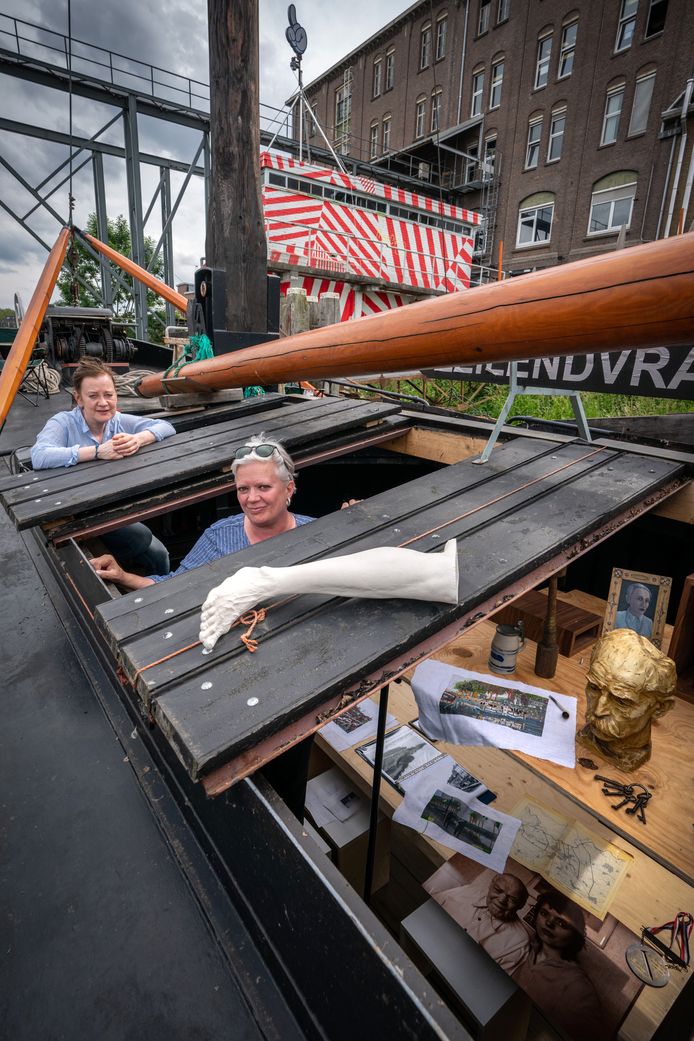 Links Monique Broekman en rechts Alexandra van Dongen in hun expositieboot.