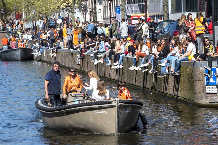 Amsterdam King’s Day resulted in (at least) 483 corona infections, mostly among 19 to 30-year-olds