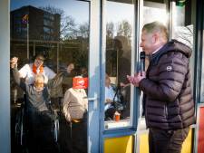 Bloemen, taart en polonaise: Den Haag zet van familie verstoken ouderen spontaan in het zonnetje