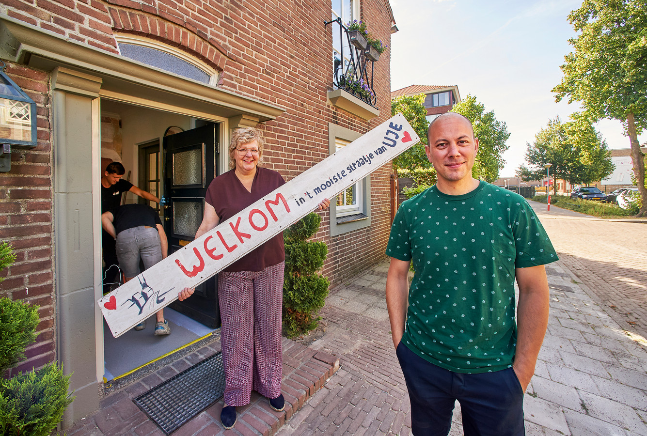 Jasper Ketting Olivier verkocht zijn huis aan Monique en Hans Arts. De aan- en verkoop van het huis aan de Sint Annastraat in Uden deden ze zonder makelaar.