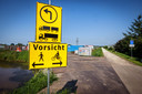 Duitse verkeersborden bij de entree van het zonnepark illustreren de buitenlandse bemoeienis.