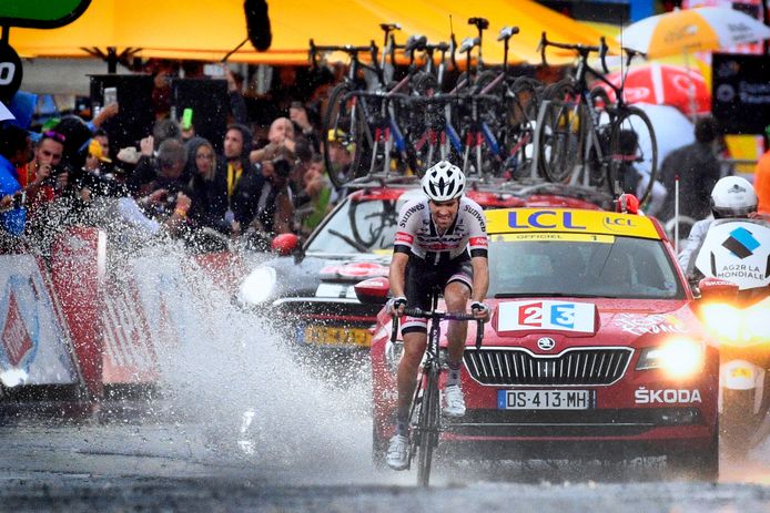 Tom Dumoulin wint de regenachtige negende etappe van de Tour de France in 2016.