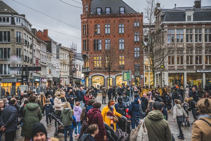 Heel wat shoppers uit eigen land, maar ook opvallend veel Nederlanders in Gent, voor de zoveelste dag op rij.
