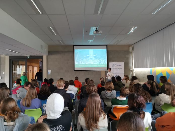 Leerlingen van SJB Zonhoven volgen presentatie over kernwapens