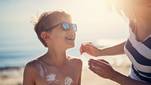 Speciale zonnecrème voor je kind? Hierop moet je letten volgens de dermatoloog