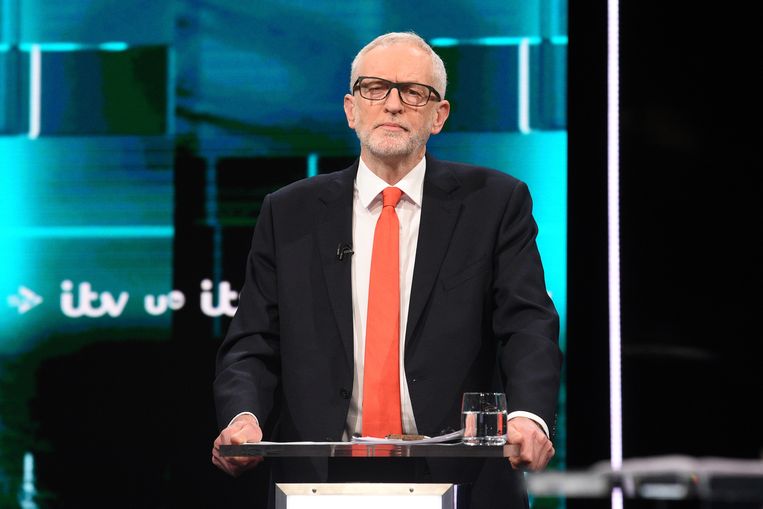 Labourleider Jeremy Corbyn (met ‘wonky glasses’) tijdens het livedebat met Boris Johnson op dinsdag 19 november. Beeld EPA
