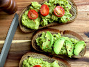 Een avocado bevat gezonde vetten, maar dat betekent niet dat je het élke dag moet eten. Elke vetstof bevat goede én slechte vetten, afwisseling is belangrijk om je cholesterol in balans te houden.
