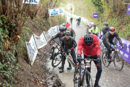 We Ride Flanders op de Koppenberg; Ronde voor wielertoeristen sakkeren, vloeken, vallen, opstaan en weer doorgaan - wielertoeristen