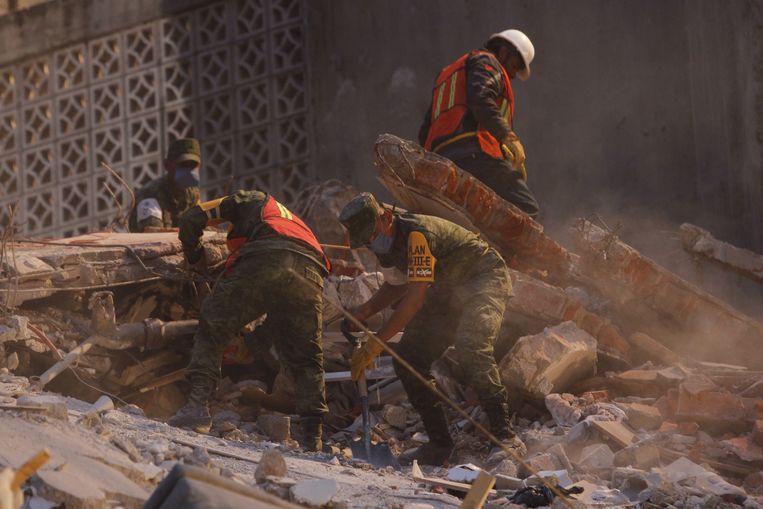 Reddingswerkers zoeken in Mexico-Stad naar overlevenden van de aardbeving. Beeld EPA