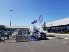 Fietsendief (21) die Oostakker en Sint-Amandsberg teisterde op heterdaad betrapt op parking van Carrefour