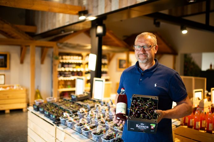 Fruitteler Gunter Roes verkoopt in zijn winkel 'Appelen Roes' in Zoersel appelen, peren en kersen uit zijn boomgaard in Oud-Turnhout.