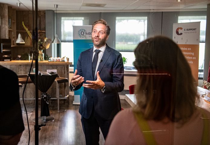 Hugo de Jonge tijdens zijn bezoek aan C-support in Den Bosch.