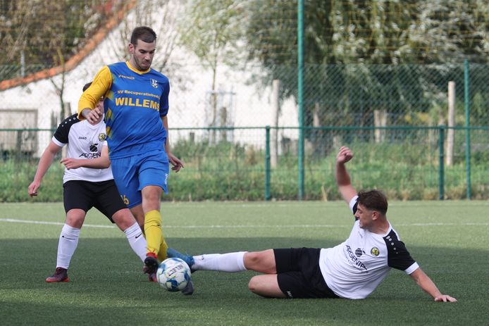 Een oprukkende Jason Van Thomme wordt belaagd door een tackle van Jordy Hillewaere (FA Nieuwpoort).