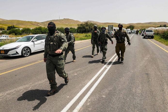 Israëlische soldaten verzamelen zich bij het kruispunt Hamra in het noordelijke deel van de Jordaanvallei op de bezette Westelijke Jordaanoever na een schietpartij op 7 april 2023.
