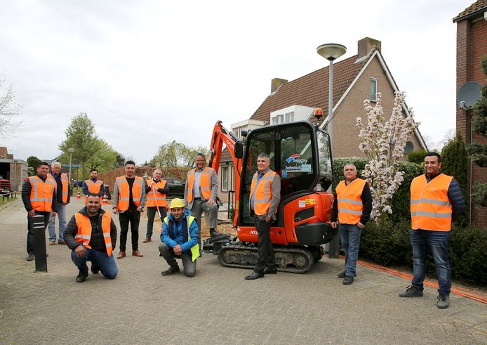 Wethouder Stefan van Someren (in grijs pak en oranje hesje) bij de start van de graafwerkzaamheden voor de glasvezel in IJzendoorn