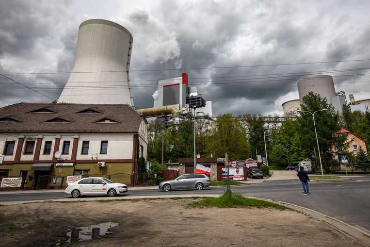 Koeltorens van de kolencentrale in Bogatynia. Beeld Getty Images