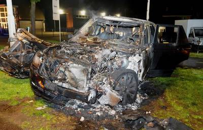 Range Rover gaat in vlammen op voor autobedrijf in Nuland, mogelijk aangestoken