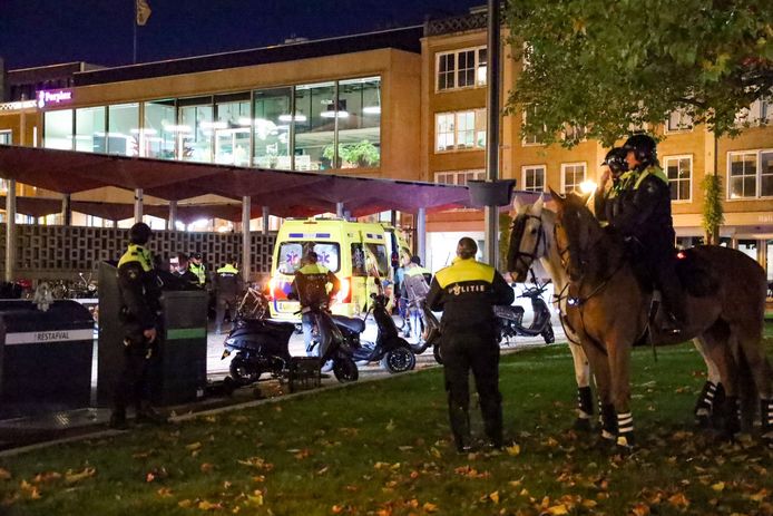 Een aangehouden man is in elkaar gezakt op het Gelderijdersplein in Arnhem. Een ambulance vervoerde de man naar het ziekenhuis. Leden van de ME te paard waren toevallig in de stad vanwege de wedstrijd Vitesse - Tottenham Hotspur.