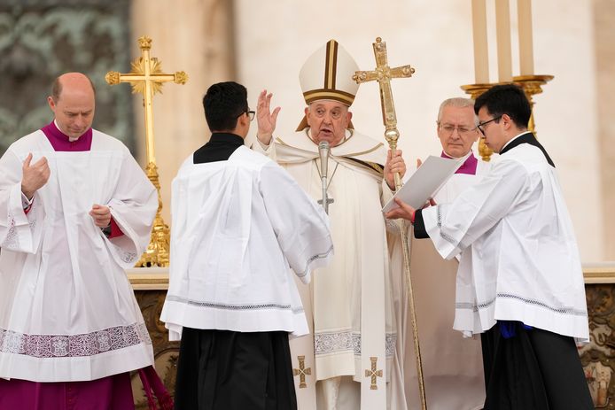 Paus Franciscus viert de paasmis op het Sint-Pietersplein in het Vaticaan, zondag 31 maart 2024. (AP Photo/Andrew Medichini)