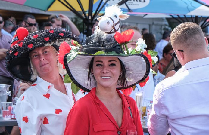 Van Flamingo S Tot Pauwen Dit Waren De Mooiste En Meest Opvallende Hoeden Op Waregem Koerse Style Hln Be