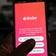 Gedaan met ‘lekker sletje’ op Tinder: de datingapp gaat berichten scannen