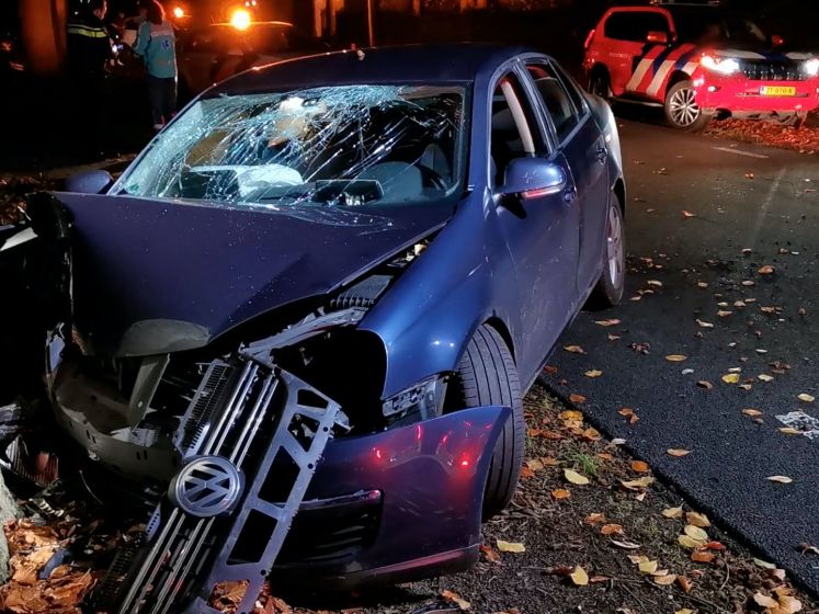 Auto knalt tegen boom in Wageningen, automobilist aangehouden