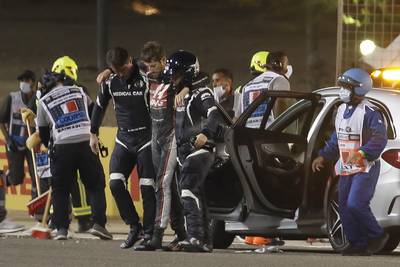 Fransman Grosjean overleeft doodsklap met 225 km/u en stapt na dik twintig seconden quasi ongedeerd uit brandend wrak: een mirakel dat vragen oproept