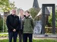 Simon Gerritsen (11) met zijn opa Onno Luske en zijn moeder Froukje voor het Luske-monument in Horssen.