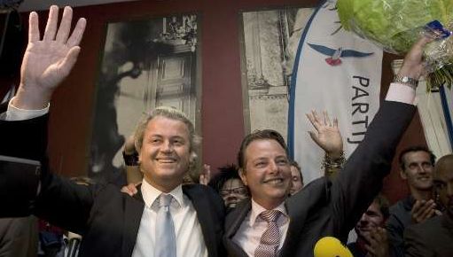 A 45ans, Geert Wilders (à gauche), sous protection policière depuis la sortie du film anti-islam, Fitna, veut devenir Premier ministre.