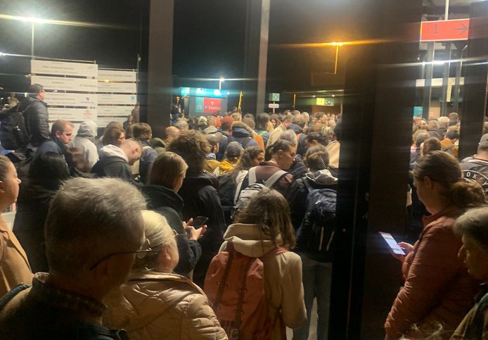 Chaos op de luchthaven van Charleroi door een staking van het veiligheidspersoneel.