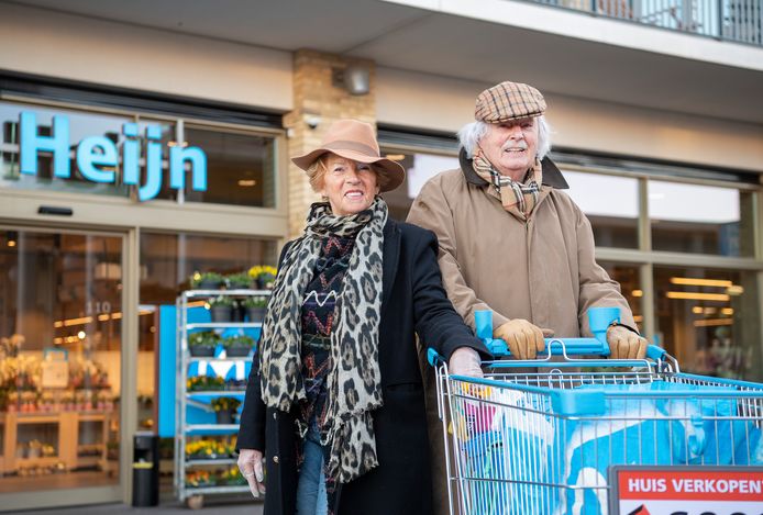 Ludo Weymans en Coby Weymans zijn blij met het seniorenuurtje van Albert Heijn. Tot vreugde van Ludo stonden er ook lekkere dingen op het lijstje dat Coby maakte.