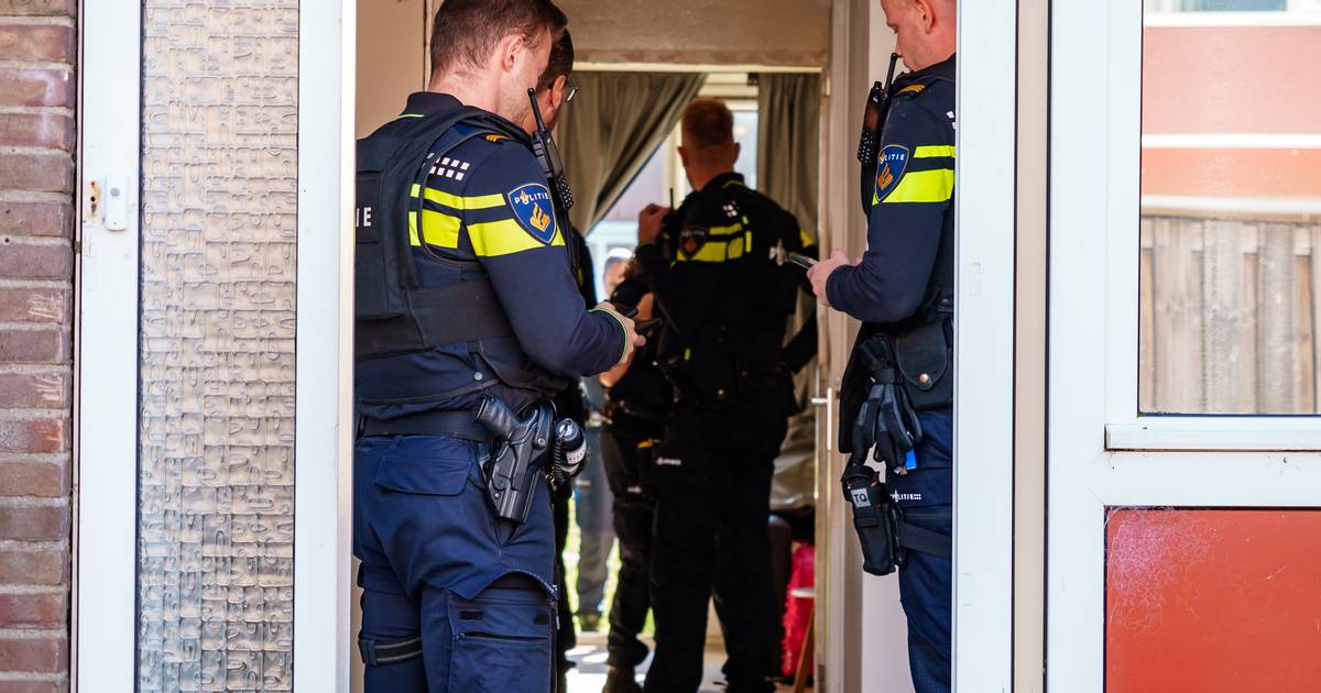 Schoten gelost op de Dokter Wasstraat in Pernis | Rotterdam