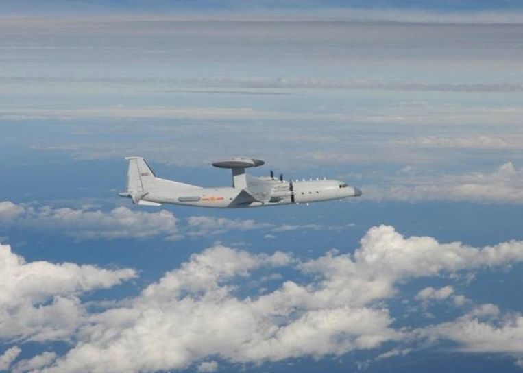 Een Chinese bommenwerper in het luchtruim nabij Taiwan. Beeld EPA
