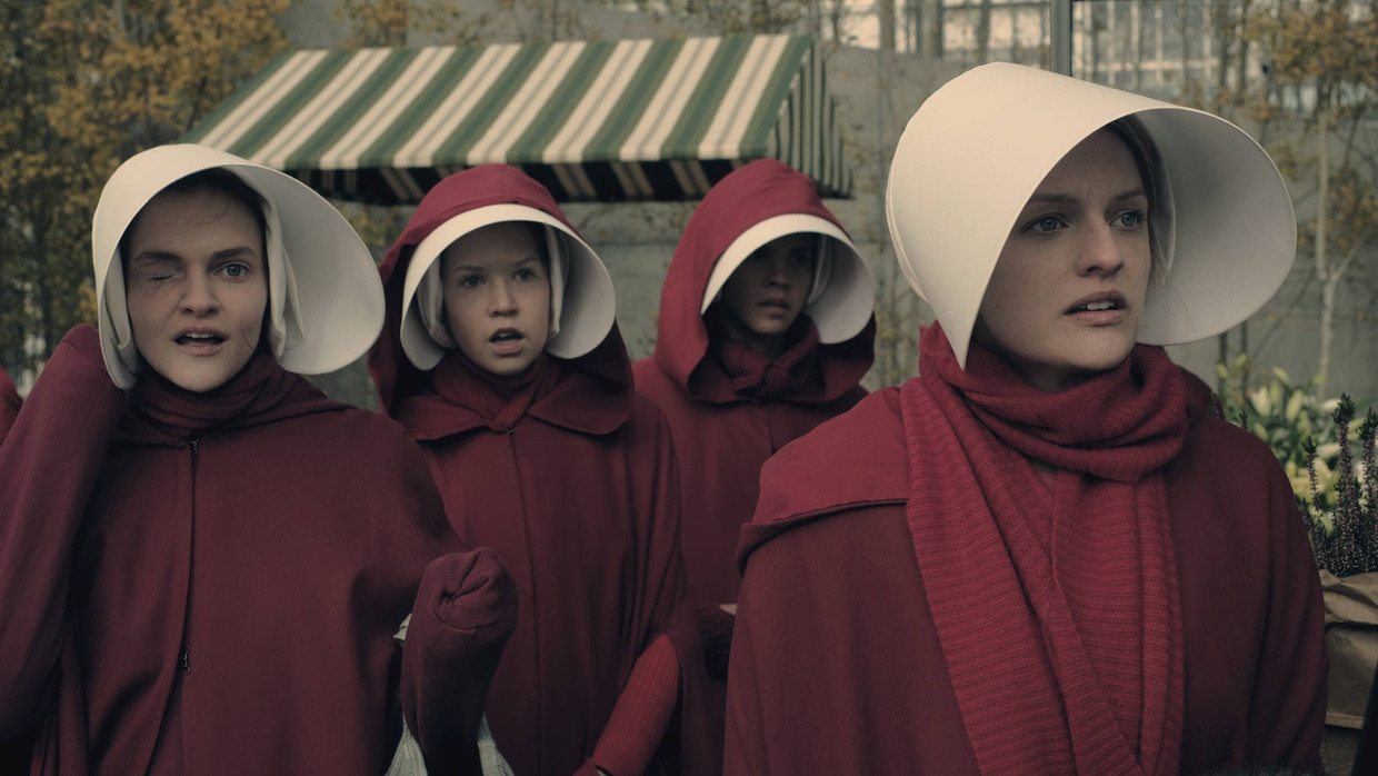 The Handmaid’s Tale met links Madeline Brewer en rechts Elisabeth Moss   Beeld 