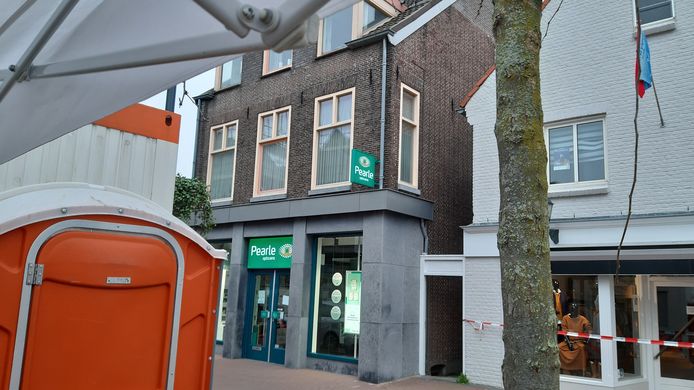 De bovenwoning aan de Steenstraat in Boxmeer waar een man vermoedelijk door een misdrijf om het leven is gekomen.