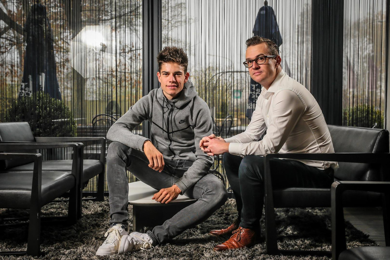 Nick Nuyens als ploegleider van veldrijder Wout van Aert, toen beide heren nog door één deur konden. Beeld PN