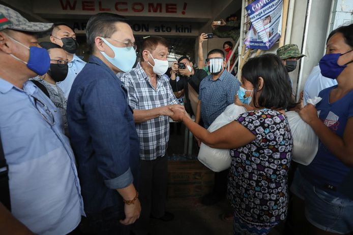 De Filipijnse president Rodrigo Duterte bezoekt slachtoffers van de supertyfoon.