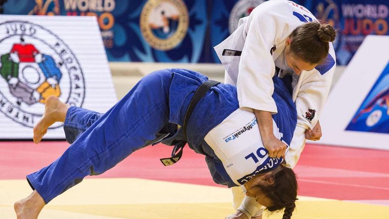 Marhinde Verkerk in haar duel met de Poolse Daria Pogorzelec in de wedstrijd om de derde plaats bij de Vrouwen -78kg op het WK. Beeld anp