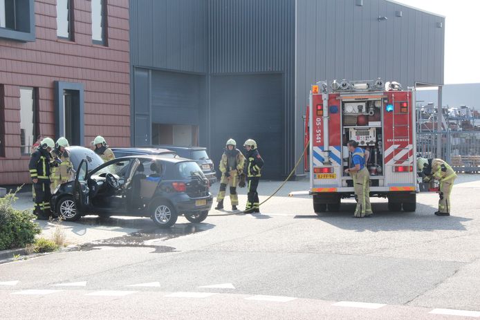 De auto raakt in brand en onherstelbaar beschadigd aan de Plaagslagen in Rijssen.