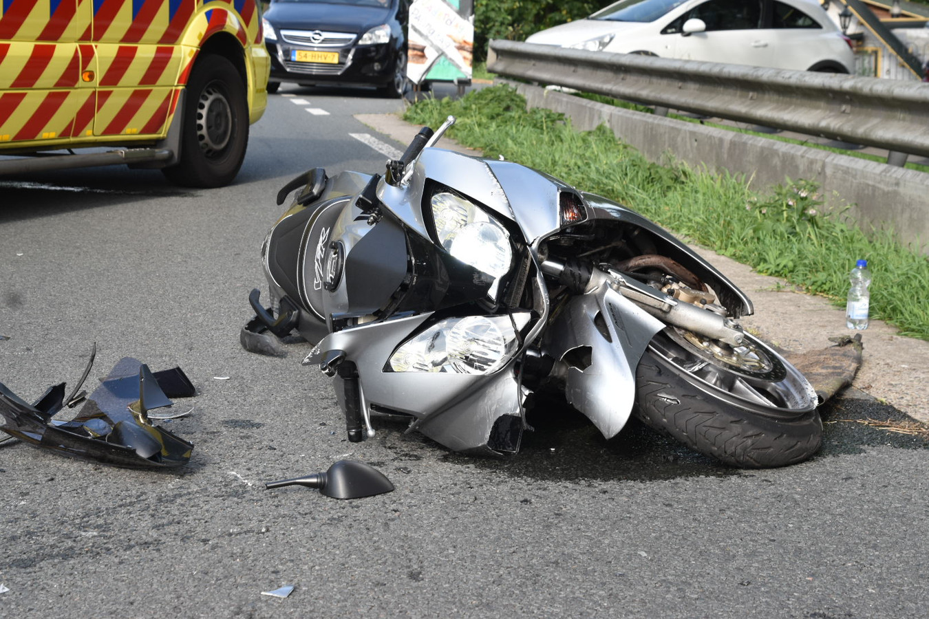 Motorrijder en kind dat achterop zat gewond bij ongeluk bij Poederoijen