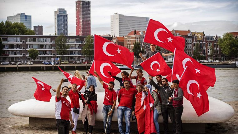 Nederlandse Turken betogen bij de Erasmusbrug in Rotterdam tegen de mislukte staatsgreep in Turkije, 16 juli 2016. Beeld anp