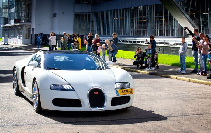 Snelle sportauto's rijden langs de Van Nelle Fabriek. Stichting Kanjer Wens organiseerde speciale dagen voor zieke kinderen.