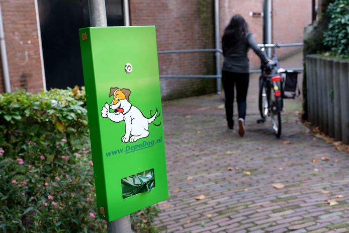 terugtrekken bezig muis of rat Proef met hondenpoepzak in centrum van Schiedam | Rotterdam | AD.nl