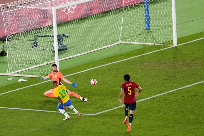 Malcom schiet de winnende binnen voor Brazilië.
