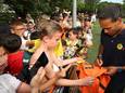 Na de opening signeerde Virgil van Dijk kaarten, shirts en ballen. Kaja Santbergen (13) komt zelf ook uit de Haagse Beemden en voetbalt bij de Gunners en had het geluk dat hij een handtekening op zijn shirt kon krijgen.